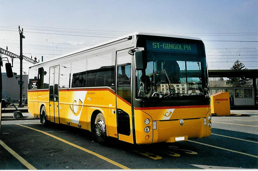 (044'924) - TPC Aigle - VS 206'173 - Renault am 20. Februar 2001 beim Bahnhof Aigle