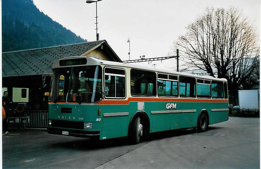 (045'002) - GFM Fribourg - Nr. 80/FR 480 - Volvo/Hess am 20. Februar 2001 beim Bahnhof Boltigen