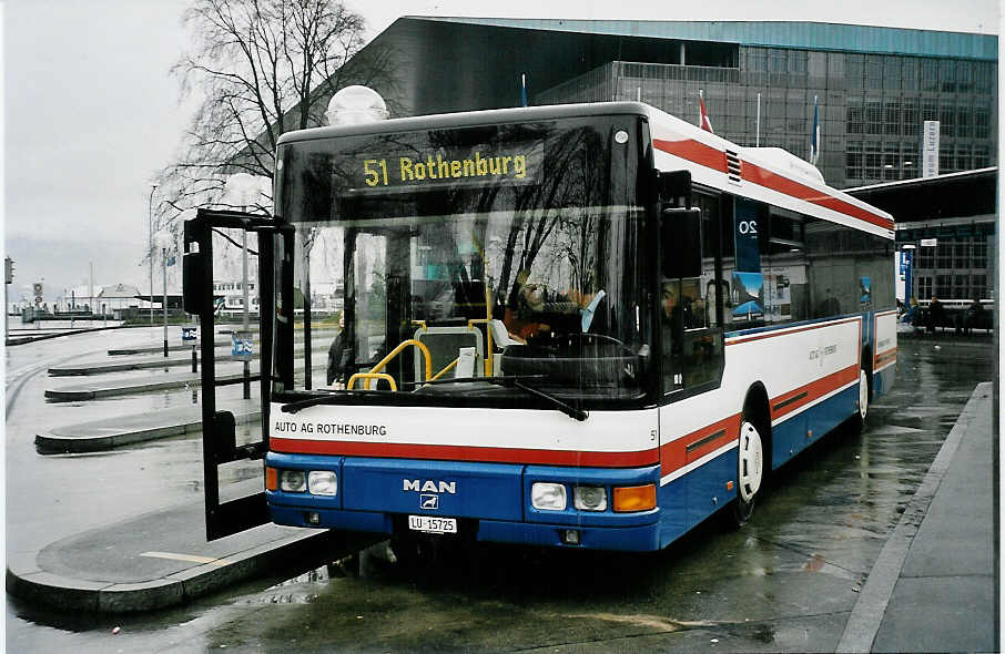 (045'016) - AAGR Rothenburg - Nr. 51/LU 15'725 - MAN am 22. Februar 2001 beim Bahnhof Luzern