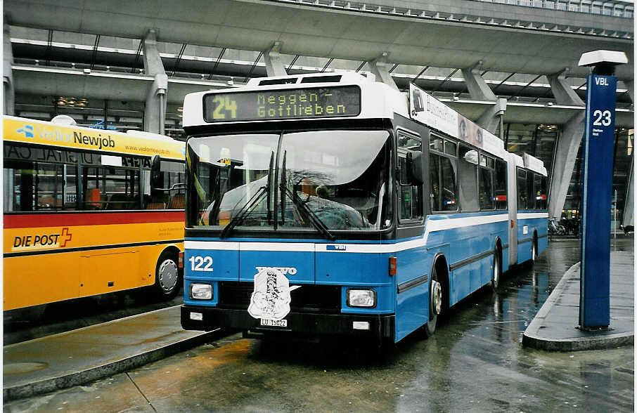 (045'021) - VBL Luzern - Nr. 122/LU 15'022 - Volvo/Hess am 22. Februar 2001 beim Bahnhof Luzern