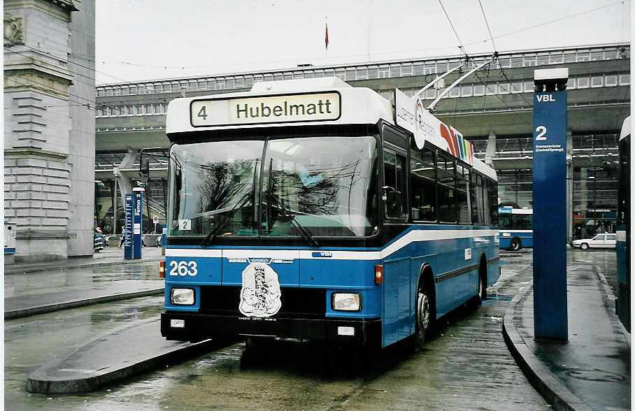 (045'026) - VBL Luzern - Nr. 263 - NAW/R&J-Hess Trolleybus am 22. Februar 2001 beim Bahnhof Luzern