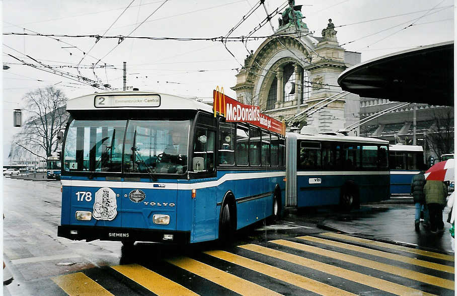 (045'032) - VBL Luzern - Nr. 178 - Volvo/Hess Gelenktrolleybus am 22. Februar 2001 beim Bahnhof Luzern