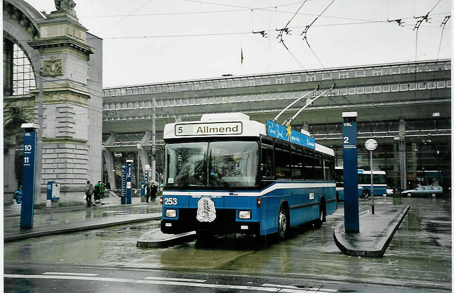 (045'034) - VBL Luzern - Nr. 253 - NAW/R&J-Hess Trolleybus am 22. Februar 2001 beim Bahnhof Luzern