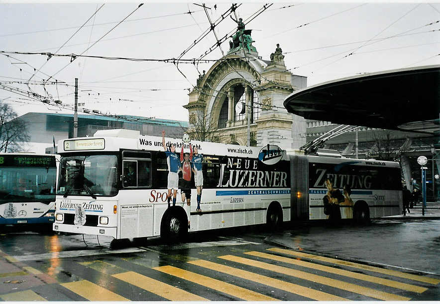 (045'036) - VBL Luzern - Nr. 195 - NAW/Hess Gelenktrolleybus am 22. Februar 2001 beim Bahnhof Luzern
