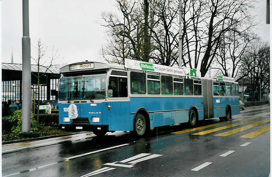 (045'037) - VBL Luzern - Nr. 108/LU 15'073 - Volvo/Hess am 22. Februar 2001 beim Bahnhof Luzern