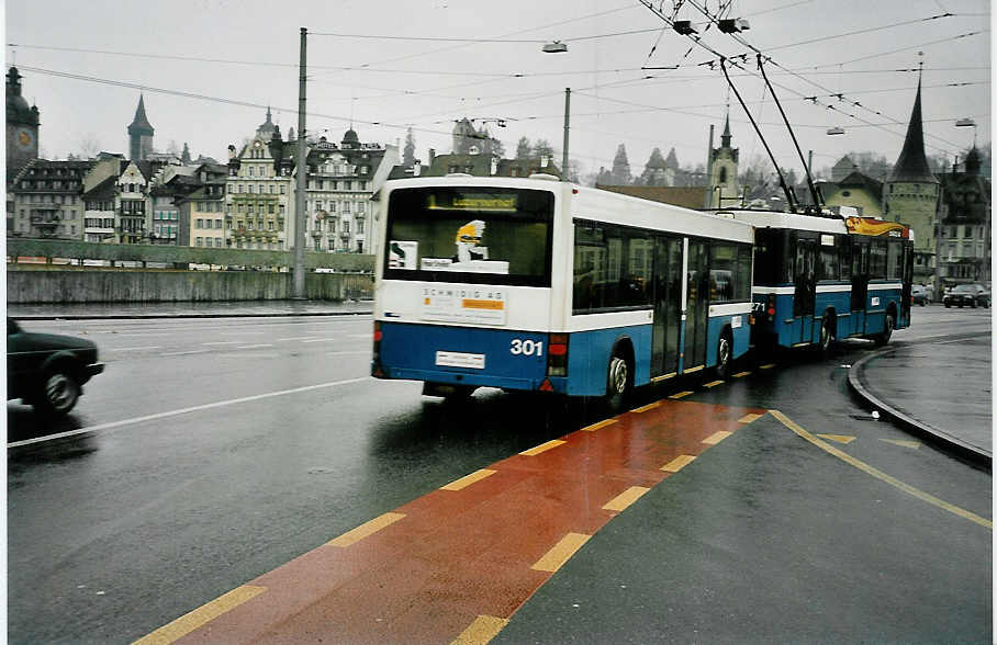 (045'105) - VBL Luzern - Nr. 301 - Lanz+Marti/Hess Personenanhnger am 22. Februar 2001 beim Bahnhof Luzern