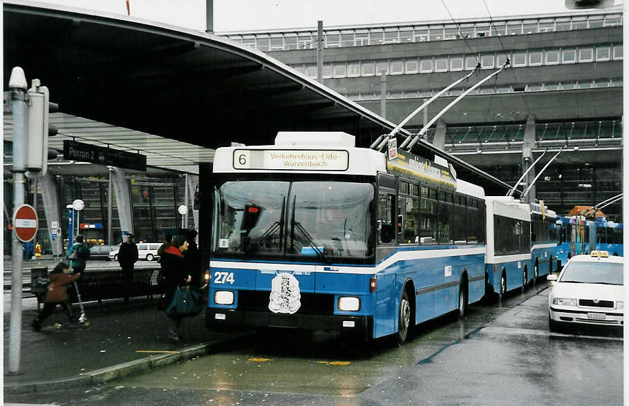 (045'111) - VBL Luzern - Nr. 274 - NAW/R&J-Hess Trolleybus am 22. Februar 2001 beim Bahnhof Luzern