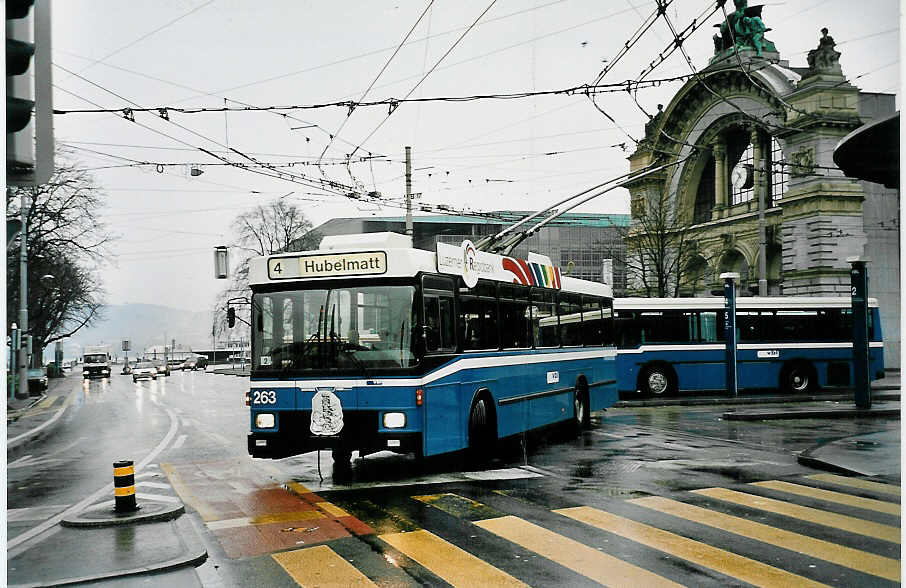 (045'112) - VBL Luzern - Nr. 263 - NAW/R&J-Hess Trolleybus am 22. Februar 2001 beim Bahnhof Luzern