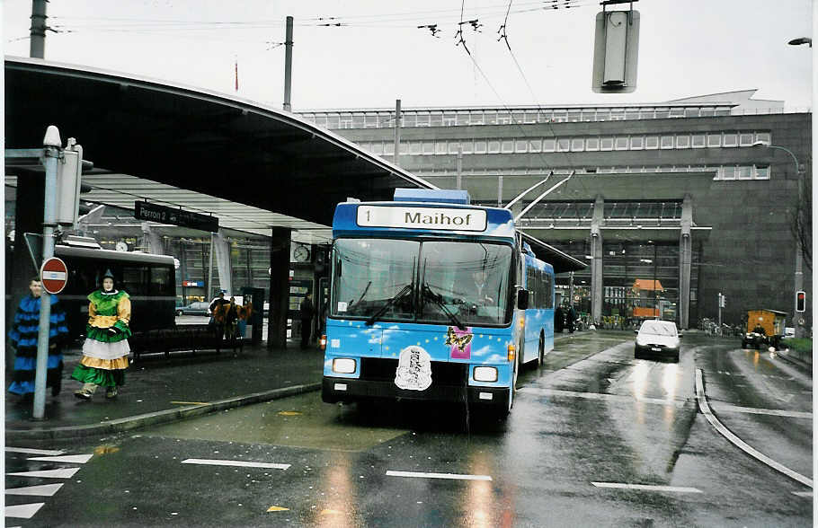 (045'114) - VBL Luzern - Nr. 199 - NAW/Hess Gelenktrolleybus am 22. Februar 2001 beim Bahnhof Luzern