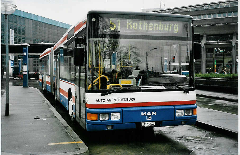 (045'116) - AAGR Rothenburg - Nr. 25/LU 15'042 - MAN am 22. Februar 2001 beim Bahnhof Luzern