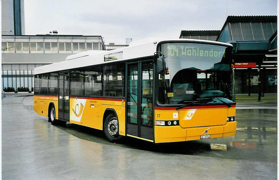 (045'219) - Steiner, Ortschwaben - Nr. 17/BE 16'761 - Volvo/Hess am 11. Mrz 2001 in Bern, Postautostation