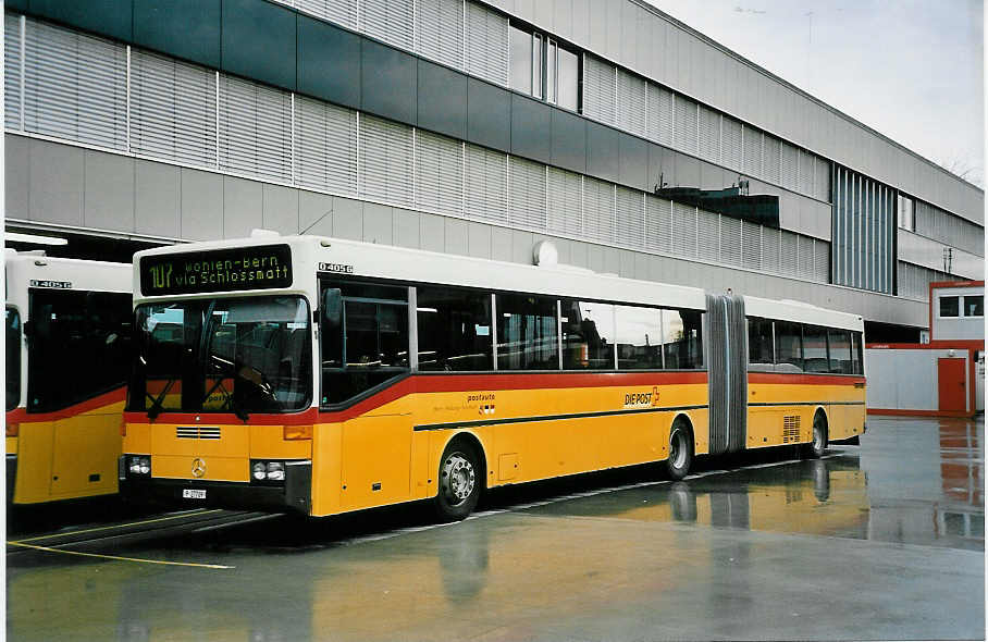 (045'221) - PTT-Regie - P 27'709 - Mercedes am 11. Mrz 2001 in Bern, Postautostation