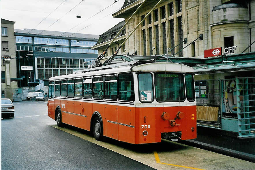 (045'224) - TL Lausanne - Nr. 705 - FBW/Hess Trolleybus am 11. Mrz 2001 beim Bahnhof Lausanne