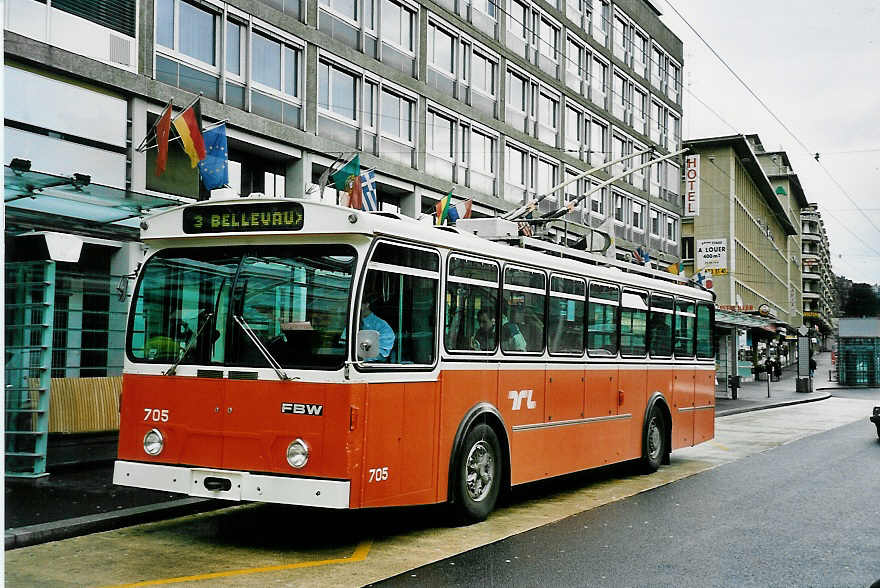 (045'225) - TL Lausanne - Nr. 705 - FBW/Hess Trolleybus am 11. Mrz 2001 beim Bahnhof Lausanne