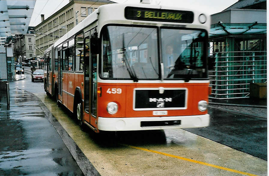 (045'313) - TL Lausanne - Nr. 459/VD 1304 - MAN/Lauber am 11. Mrz 2001 beim Bahnhof Lausanne