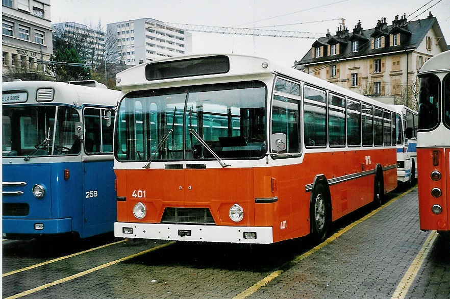 (045'317) - TL Lausanne - Nr. 401 - FBW/Hess am 11. Mrz 2001 in Lausanne, Dpt Borde