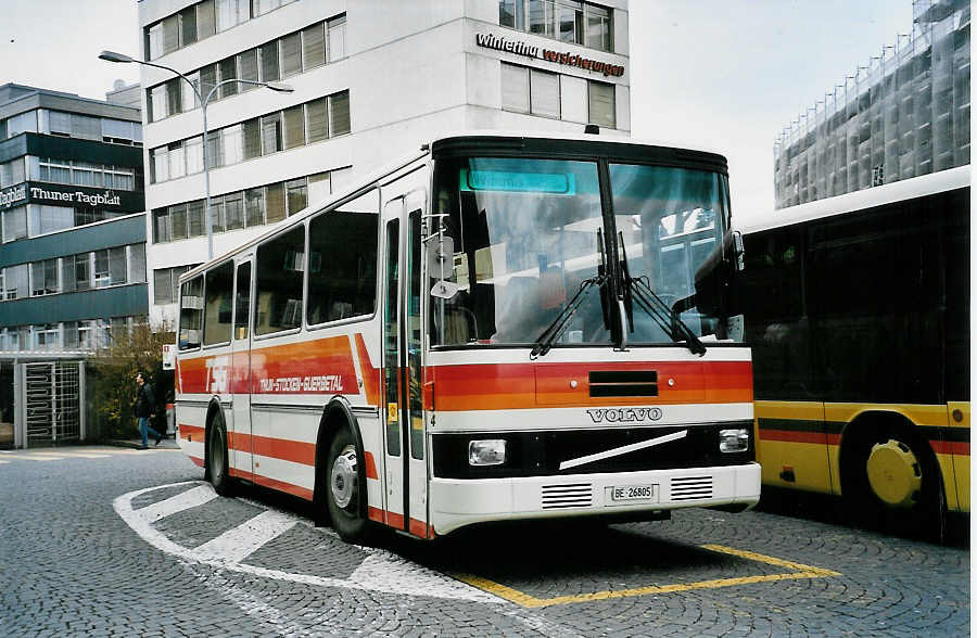 (045'415) - STI Thun - Nr. 4/BE 26'805 - Volvo/Lauber (ex TSG Blumenstein Nr. 5) am 19. Mrz 2001 beim Bahnhof Thun