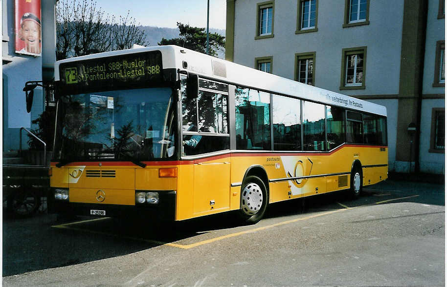 (045'435) - PTT-Regie - P 25'198 - Mercedes (ex Anthamatten, Saas-Almagell) am 31. Mrz 2001 beim Bahnhof Liestal