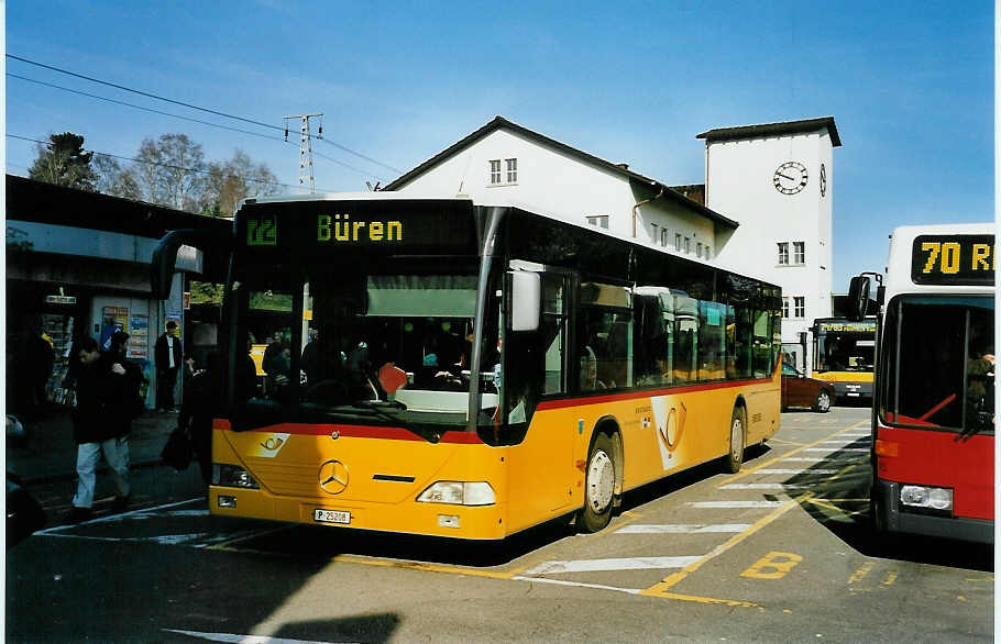 (045'436) - PTT-Regie - P 25'208 - Mercedes am 31. Mrz 2001 beim Bahnhof Liestal