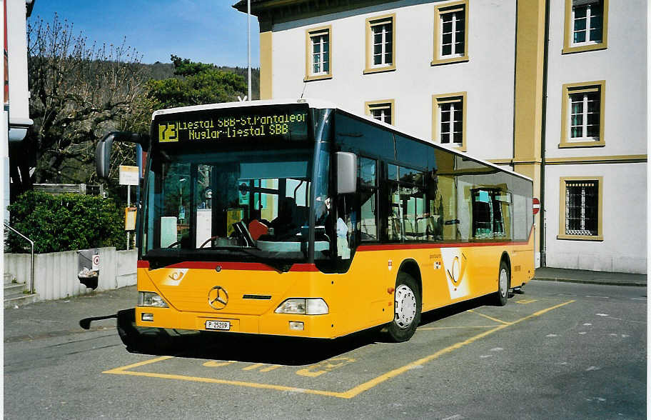 (045'509) - PTT-Regie - P 25'209 - Mercedes am 31. Mrz 2001 beim Bahnhof Liestal