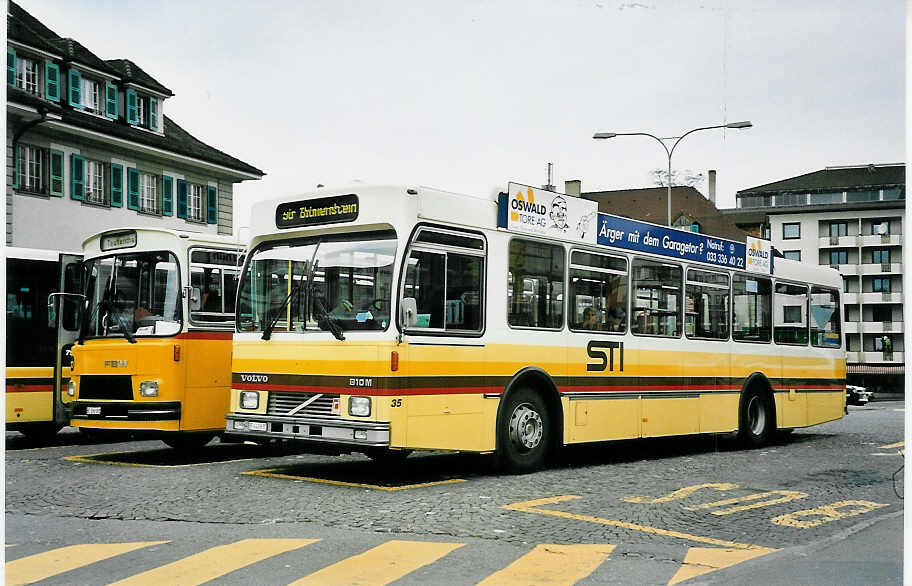 (045'613) - STI Thun - Nr. 35/BE 443'835 - Volvo/R&J (ex SAT Thun Nr. 35) am 3. April 2001 beim Bahnhof Thun