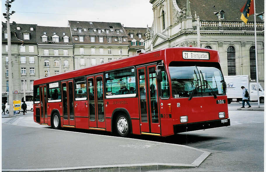 (045'730) - Bernmobil, Bern - Nr. 106/BE 500'106 - Volvo/R&J am 18. April 2001 beim Bahnhof Bern