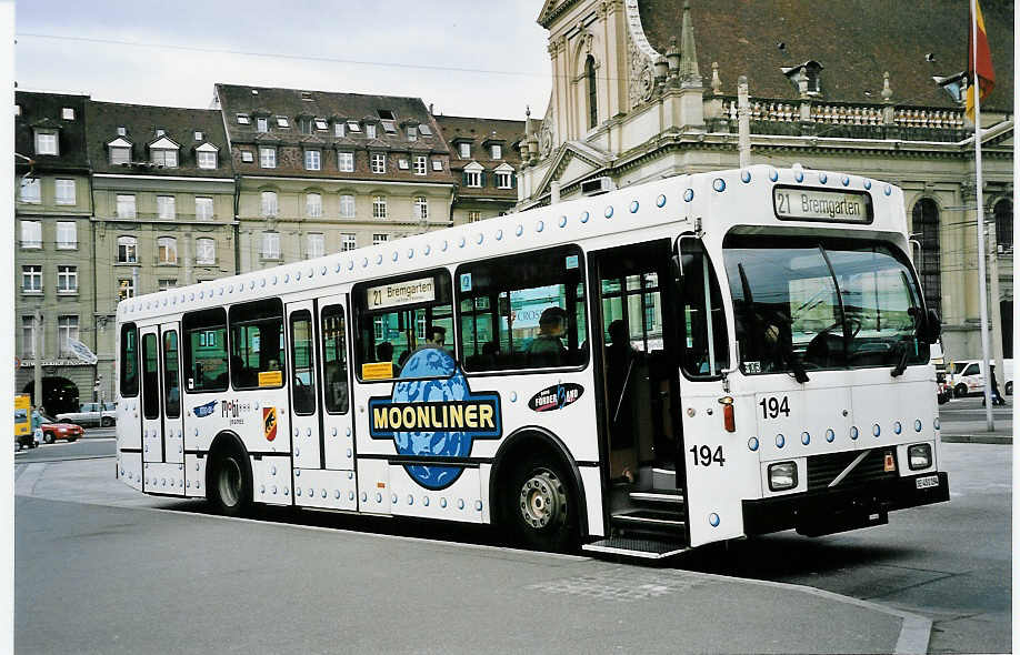 (045'736) - SVB Bern - Nr. 194/BE 451'194 - Volvo/R&J am 18. April 2001 beim Bahnhof Bern
