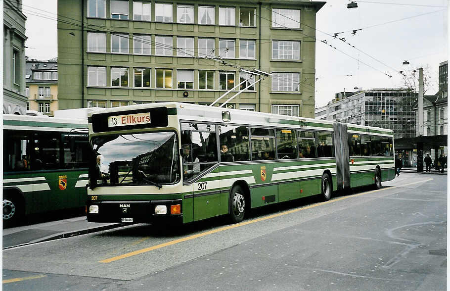 (045'805) - SVB Bern - Nr. 207/BE 500'207 - MAN am 18. April 2001 beim Bahnhof Bern