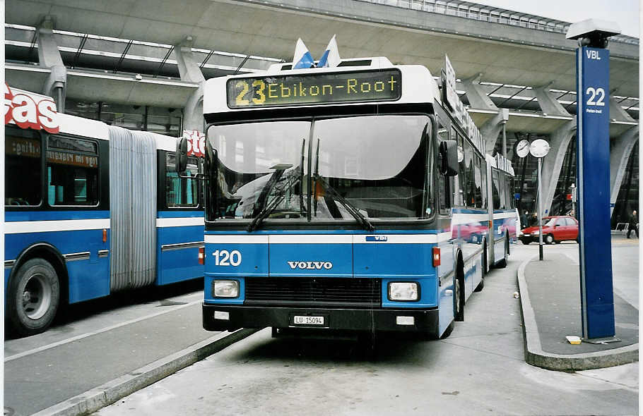 (045'828) - VBL Luzern - Nr. 120/LU 15'094 - Volvo/Hess am 23. April 2001 beim Bahnhof Luzern