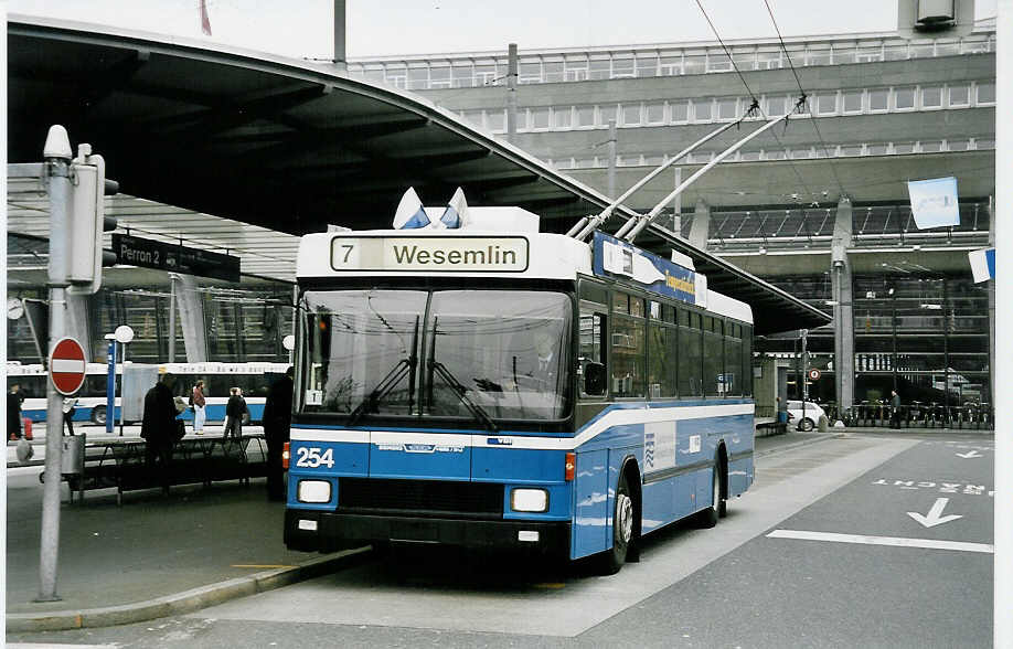 (045'832) - VBL Luzern - Nr. 254 - NAW/R&J-Hess Trolleybus am 23. April 2001 beim Bahnhof Luzern