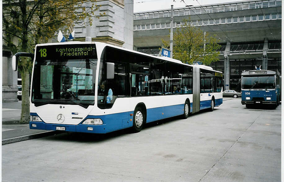(045'834) - Heggli, Kriens - Nr. 711/LU 15'088 - Mercedes am 23. April 2001 beim Bahnhof Luzern