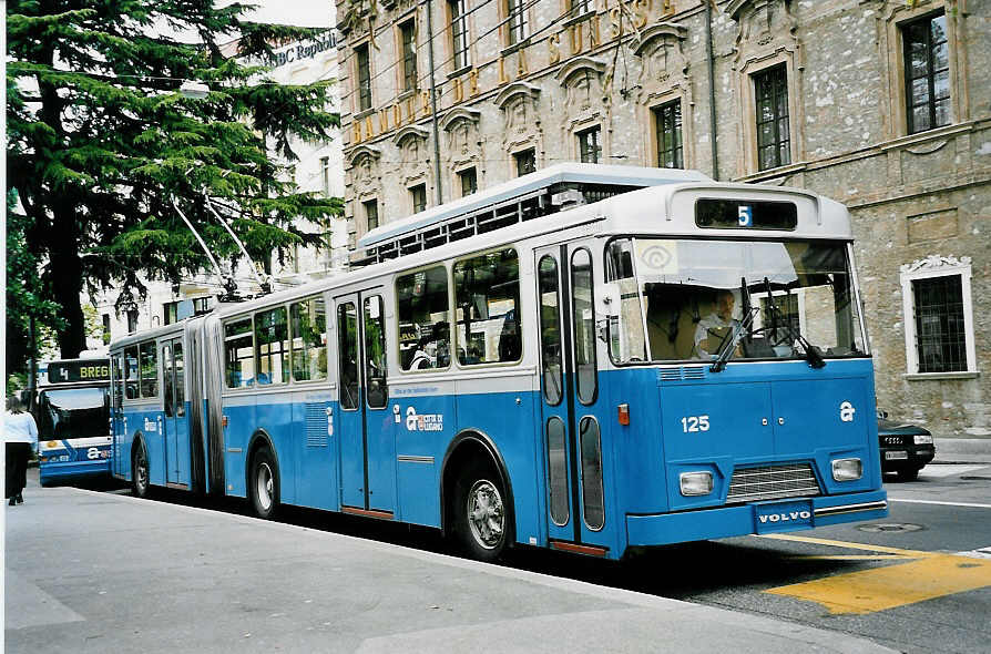 (045'919) - ACT Lugano - Nr. 125 - Volvo/Hess Gelenktrolleybus am 23. April 2001 in Lugano, Piazza Manzoni