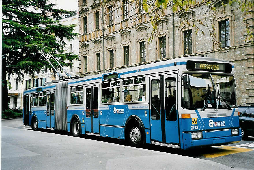 (045'936) - ACT Lugano - Nr. 203 - Vetter Gelenktrolleybus am 23. April 2001 in Lugano, Piazza Manzoni