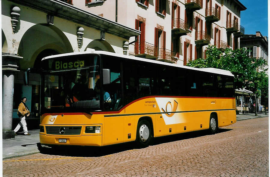 (046'233) - PTT-Regie - P 25'522 - Mercedes am 24. April 2001 beim Bahnhof Bellinzona