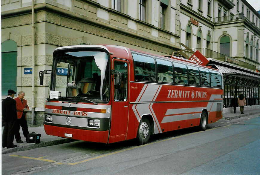 (046'325) - BVZ Brig - Nr. 8/VS 81'600 - Mercedes am 24. April 2001 beim Bahnhof Brig