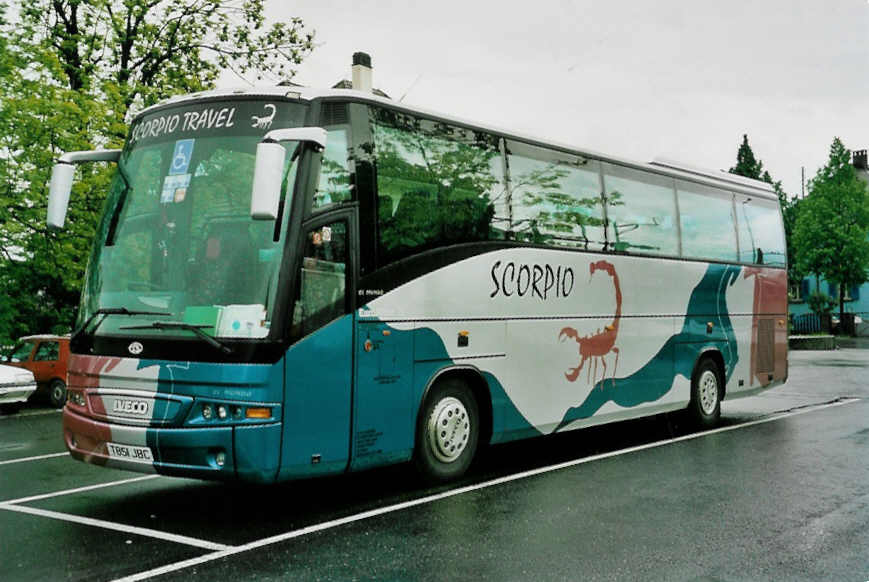(046'619) - Aus England: Scorpio, Slough - T 851 JBC - Plaxton/Iveco am 17. Mai 2001 in Thun, Seestrasse