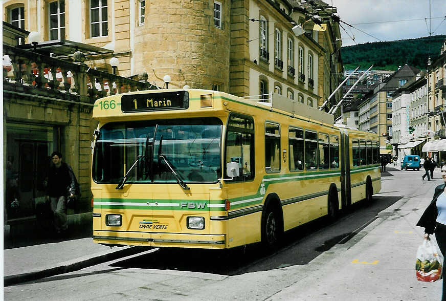 (046'701) - TN Neuchtel - Nr. 166 - FBW/Hess Gelenktrolleybus am 18. Mai 2001 in Neuchtel, Place Pury