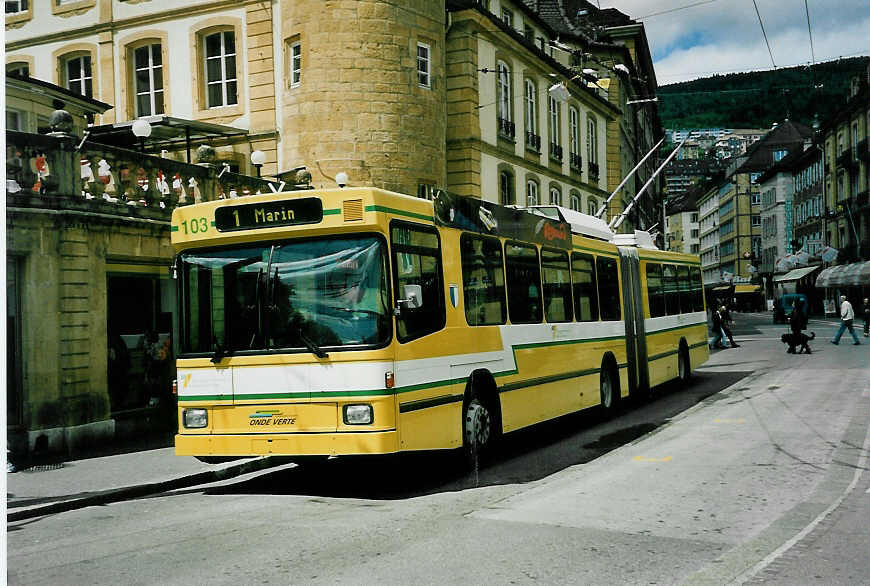 (046'705) - TN Neuchtel - Nr. 103 - NAW/Hess Gelenktrolleybus am 18. Mai 2001 in Neuchtel, Place Pury