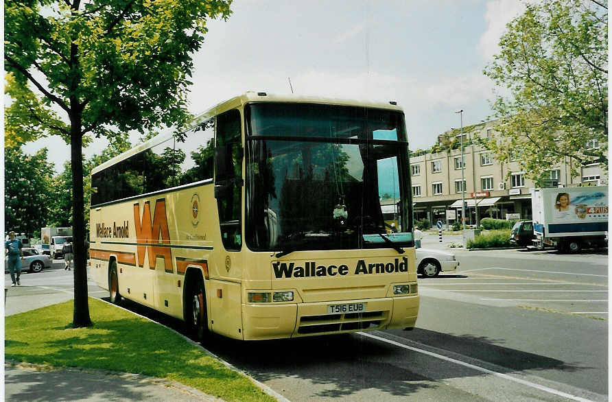 (046'807) - Aus England: Wallace, Torquay - T 516 EUB - Plaxton am 23. Mai 2001 in Thun, Lachen
