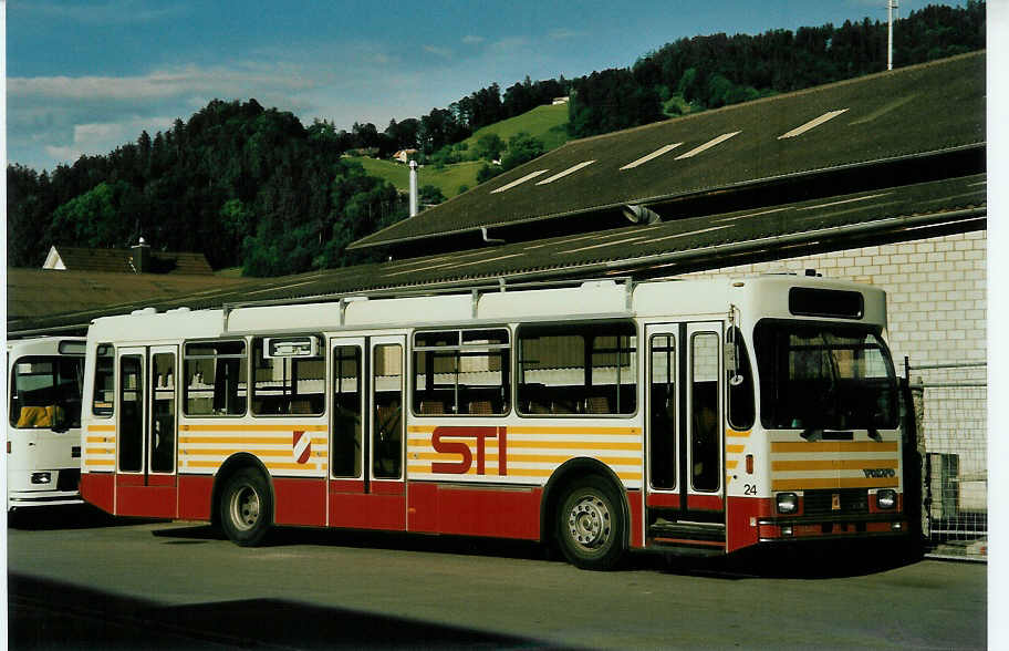 (046'836) - STI Thun - Nr. 24 - Volvo/R&J (ex SAT Thun Nr. 24) am 30. Mai 2001 in Thun, Garage
