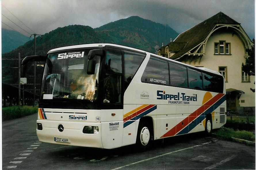 (046'906) - Aus Deutschland: Sippel, Frankfurt - Nr. 16/F-ST 4169 - Mercedes am 1. Juni 2001 beim Bahnhof Interlaken West