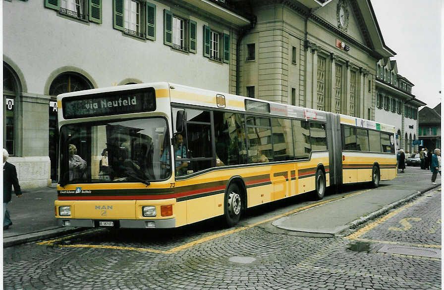 (046'935) - STI Thun - Nr. 73/BE 387'073 - MAN am 9. Juni 2001 beim Bahnhof Thun