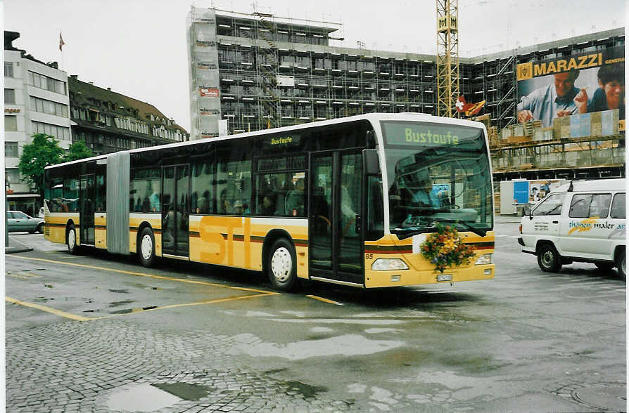 (046'936) - STI Thun - Nr. 85/BE 543'385 - Mercedes am 9. Juni 2001 beim Bahnhof Thun
