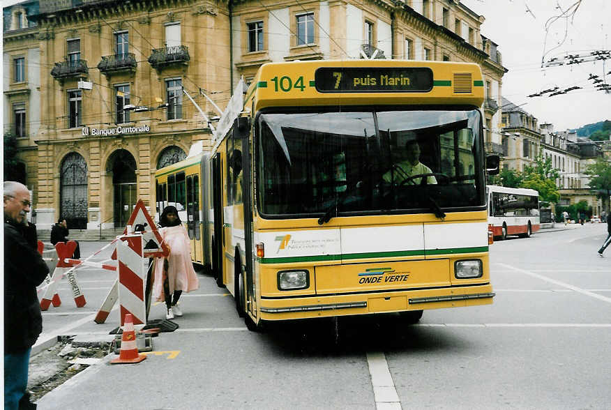 (047'321) - TN Neuchtel - Nr. 104 - NAW/Hess Gelenktrolleybus am 16. Juni 2001 in Neuchtel, Place Pury