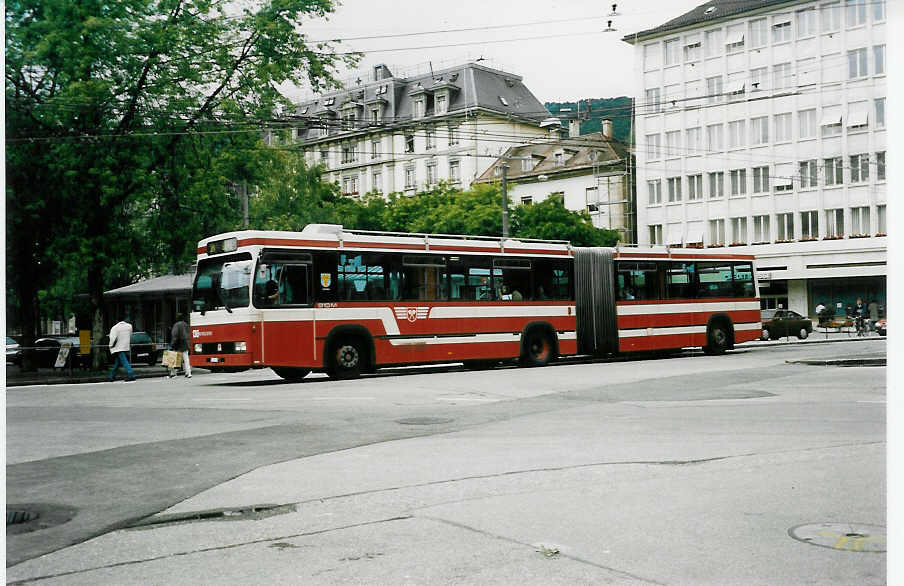 (047'325) - VB Biel - Nr. 136/BE 446'136 - Volvo/R&J am 16. Juni 2001 in Biel, Zentralplatz