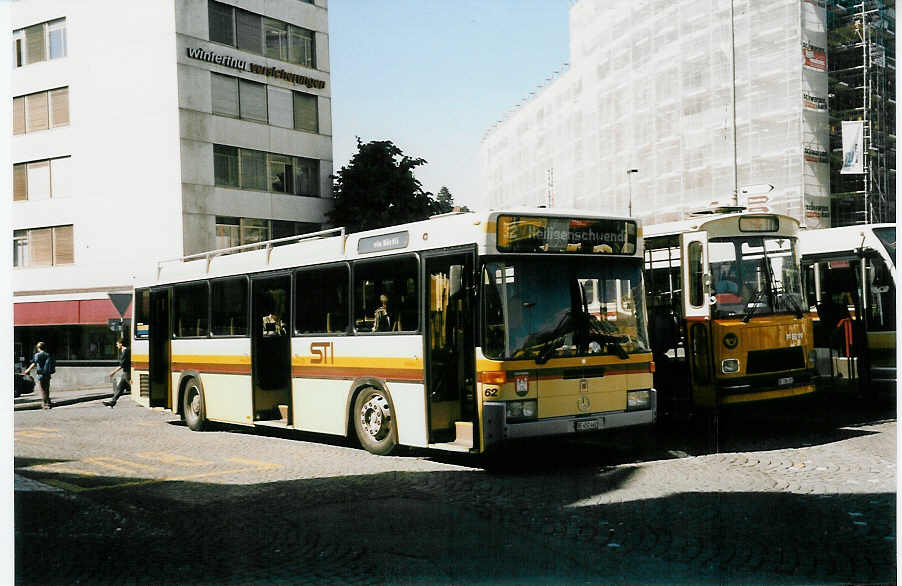 (047'406) - STI Thun - Nr. 62/BE 452'462 - Mercedes/R&J am 20. Juni 2001 beim Bahnhof Thun