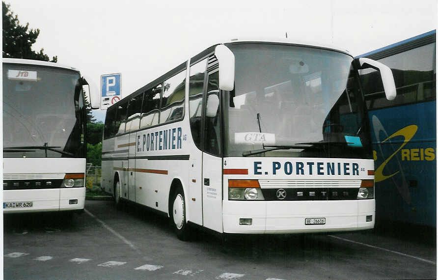 (047'605) - Portenier, Adelboden - Nr. 4/BE 26'616 - Setra am 4. Juli 2001 beim Bahnhof Interlaken West