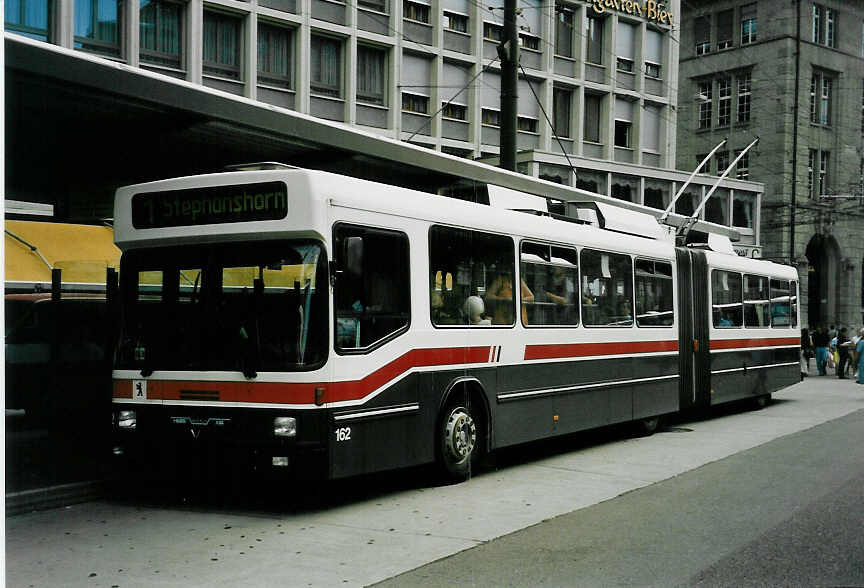 (047'723) - VBSG St. Gallen - Nr. 162 - NAW/Hess Gelenktrolleybus am 10. Juli 2001 beim Bahnhof St. Gallen