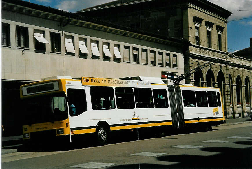 (047'828) - VBSH Schaffhausen - Nr. 113 - NAW/Hess Gelenktrolleybus am 12. Juli 2001 beim Bahnhof Schaffhausen