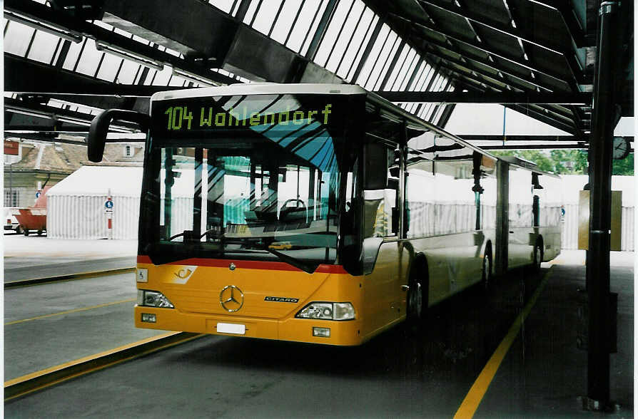 (048'017) - PTT-Regie - P 27'006 - Mercedes am 16. Juli 2001 in Bern, Postautostation